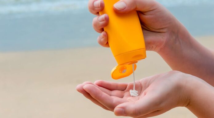 Best Sunscreen For Sensitive Skin – Dermatologist Recommended Picks! How to find the Best Sunscreen For Sensitive Skin?