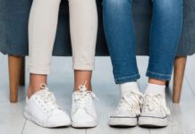 Best White Sneakers for Women – 2024 Close-up girls legs wearing white sneakers