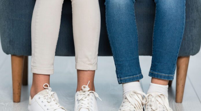 Best White Sneakers for Women – 2024 Close-up girls legs wearing white sneakers