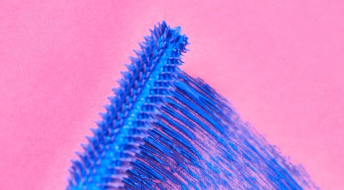 Blue Mascara: The Bold Beauty Trend You Need to Try Blue mascara for beautiful eyes