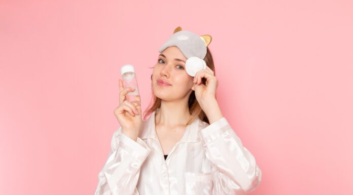 How to Do an Airplane Skincare Routine: The Complete On‑Board Guide to Fresh Skin, Anytime Woman applying moisturizer before boarding a flight – airplane skincare routine pre-flight hydration